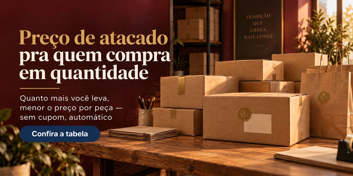 Preço de atacado automático: quanto mais medalhas e entremeios você adicionar ao carrinho — de qualquer santo, inclusive personalizada — menor o preço por unidade. Chaveiros têm tabela de atacado própria. O desconto é aplicado sozinho, sem cupom, assim que você adiciona os itens. Toque pra ver a tabela completa.