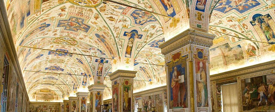 Salão Sisto da Biblioteca Vaticana, com afrescos no teto e a Bíblia guardada entre os manuscritos