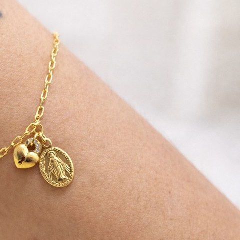 Pulseira de Consagração a Nossa Senhora — sendo usada
